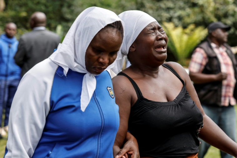 Des personnes en deuil rassemblées devant la résidence officielle du leader de l'opposition kenyane Raila Odinga dans le quartier Karen de Nairobi, le 15 octobre 2025, après son décès en Inde ( AFP / SIMON MAINA )