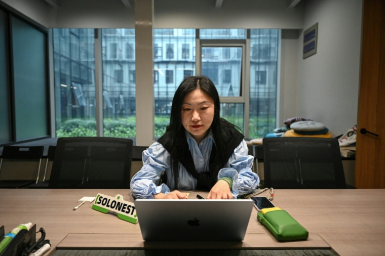 TKaren Dai, fondatrice de SoloNest, une entreprise individuelle, prépare une réunion autour d'un café, le 12 octobre 2020 à Shangha, en, Chine ( AFP / Jade GAO )