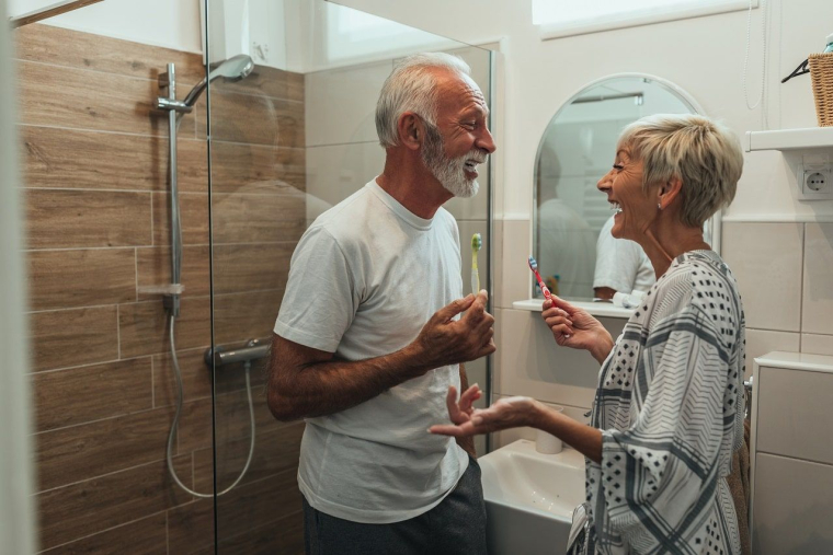 Les pouvoirs publics veulent inciter les seniors à adapter leur logement pour faciliter le maintien à domicile (Crédits photo : Adobe Stock -  )