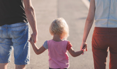 Les députés proposent d'appliquer un abattement sur les droits de donation pour les enfants des conjoints. (illustration) (Pixabay / Pexels)