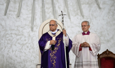 Le Pape Léon XIV (G) préside une messe sur le front de mer de Beyrouth le 2 décembre 2025 ( AFP / Jewel SAMAD )