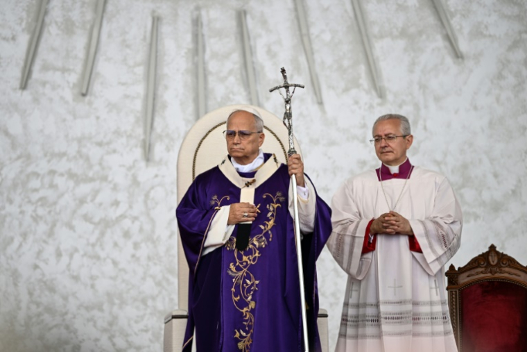 Le Pape Léon XIV (G) préside une messe sur le front de mer de Beyrouth le 2 décembre 2025 ( AFP / Jewel SAMAD )