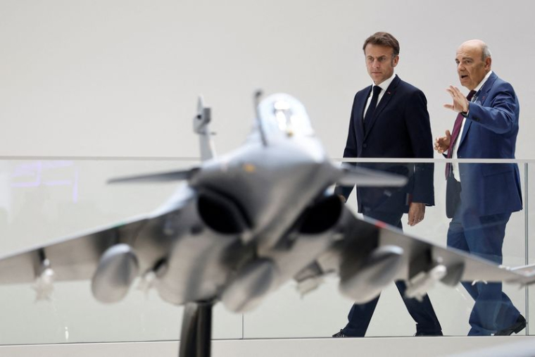 Le président français Emmanuel Macron et Eric Trappier, président-directeur général de Dassault Aviation, devant la maquette d'un Rafale