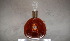 Une bouteille de cognac Remy Martin LOUIS XIII est exposée au siège de Remy Cointreau SA à Paris