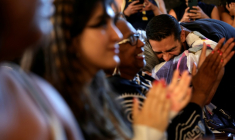 Abdul El-Sayed, candidat à la primaire démocrate dans le Michigan (nord des Etats-Unis), enlace une femme lors d'un meeting de campagne à Détroit, le 3 août 2026 ( AFP / JEFF KOWALSKY )
