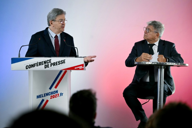 Jean-Luc Mélenchon (g), candidat deLa France insoumise (LFI) à la présidentielle de 2027, et le député LFI et président de la commission des finances de l'Assemblée nationale, Éric Coquerel (d) lors de la présentation du programme budgétaire de LFI pour 2027, le 14 octobre 2026 à Paris ( AFP / LOU BENOIST )