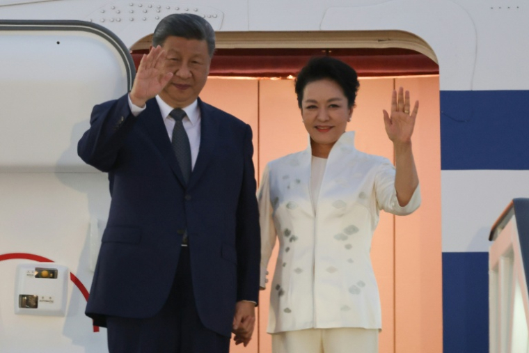 Le président chinois Xi Jinping et son épouse, la Première dame Peng Liyuan, à leur arrivée à l'aéroport international du Caire pour une visite officielle en Égypte, le 1er septembre 2026 ( POOL / Mohamed Abd El Ghany )