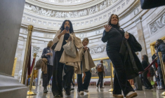 Des femmes victimes du criminel sexuel Jeffrey Epstein marchent dans la rotonde du Capitole de Washington, siège du Congrès américain, le 18 novembre 2025 ( AFP / DANIEL HEUER )