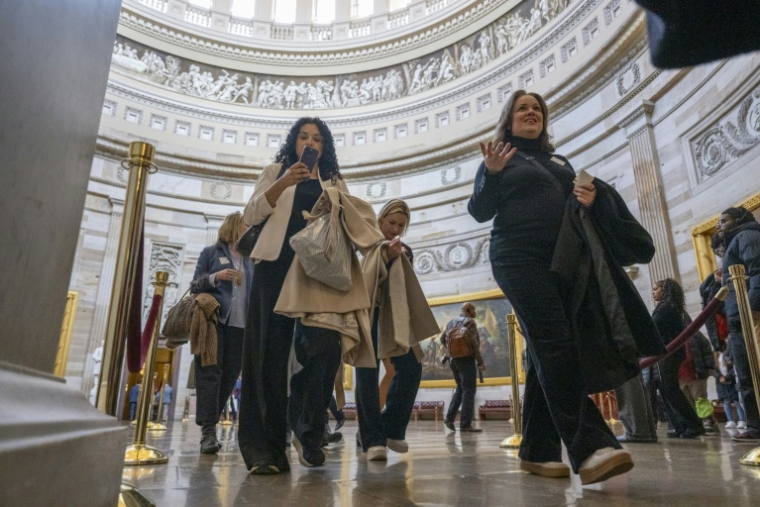 Des femmes victimes du criminel sexuel Jeffrey Epstein marchent dans la rotonde du Capitole de Washington, siège du Congrès américain, le 18 novembre 2025 ( AFP / DANIEL HEUER )