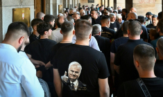 Un portrait de Ratko Mladić, le défunt chef militaire des Serbes de Bosnie, sur le t-shirt d'un homme assistant à une commémoration militaire en son honneur à la Maison de l'armée serbe à Belgrade, le 5 septembre 2026 en Serbie ( AFP / OLIVER BUNIC )