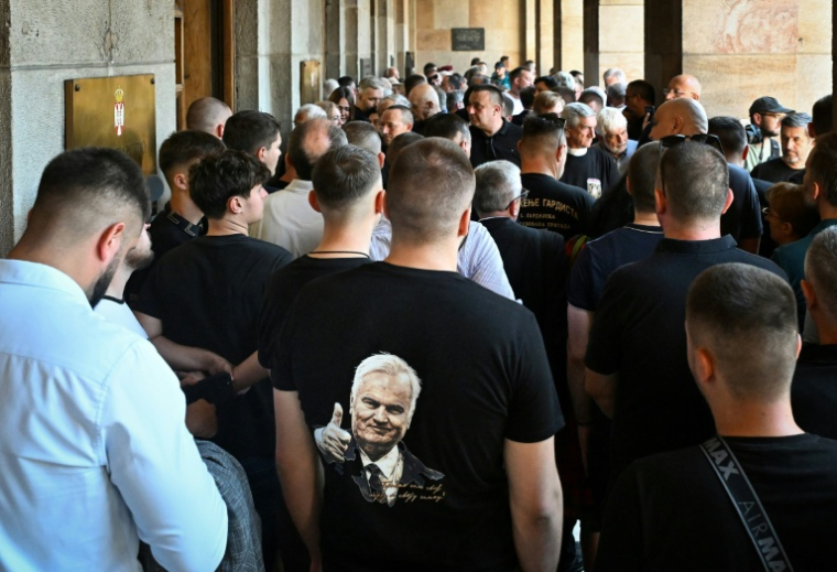 Un portrait de Ratko Mladić, le défunt chef militaire des Serbes de Bosnie, sur le t-shirt d'un homme assistant à une commémoration militaire en son honneur à la Maison de l'armée serbe à Belgrade, le 5 septembre 2026 en Serbie ( AFP / OLIVER BUNIC )