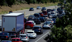 Des véhicules sur l'A7 à hauteur de Donzère, dans la Drôme, le 4 juillet 2026  ( AFP / Alex MARTIN )