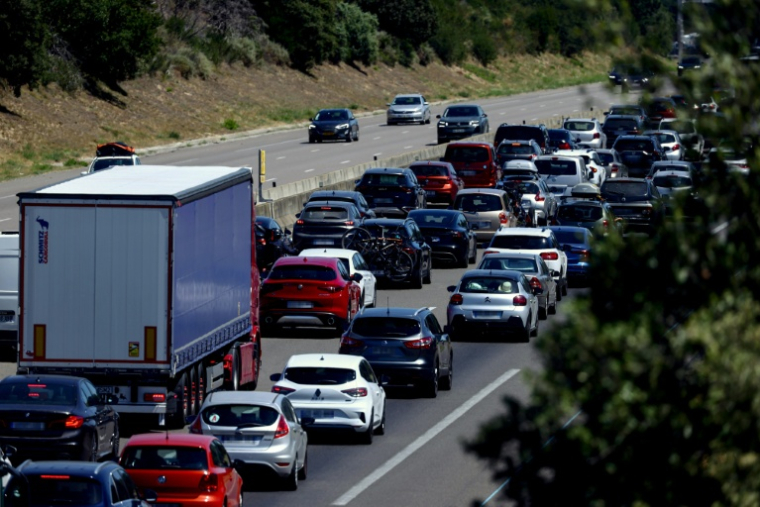 Des véhicules sur l'A7 à hauteur de Donzère, dans la Drôme, le 4 juillet 2026  ( AFP / Alex MARTIN )