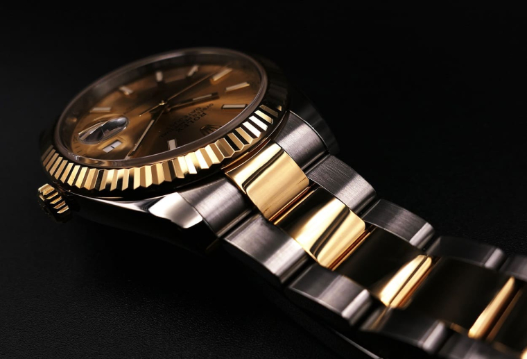 (Crédits photo : Adobe Stock - Achat d'une montre de luxe en bijouterie nécessitant un moyen de paiement adapté)