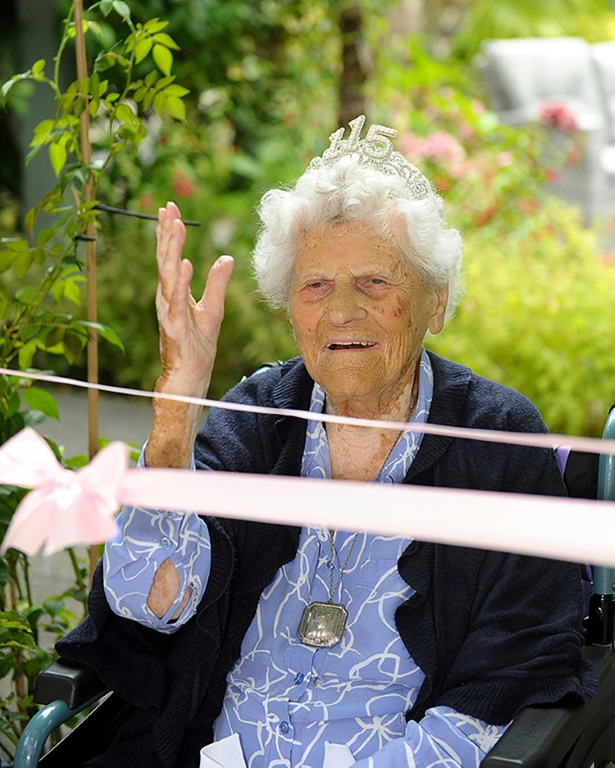 Photo prise et publiée par Hallmark Care Homes le 21 août 2024 de la doyenne de l'humanité, Ethel Caterham, célébrant son 115e anniversaire à Lightwater, au sud-ouest de Londres ( Hallmark Care Homes / george archer )