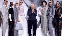 Le créateur Giorgio Armani se tient aux côtés de mannequins