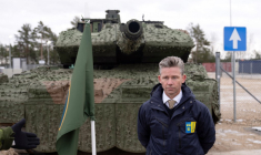 Le ministre suédois de la Défense, Pal Jonson, en visite sur la base militaire d'Adazi (Lettonie), en février 2025 ( AFP / GINTS IVUSKANS )