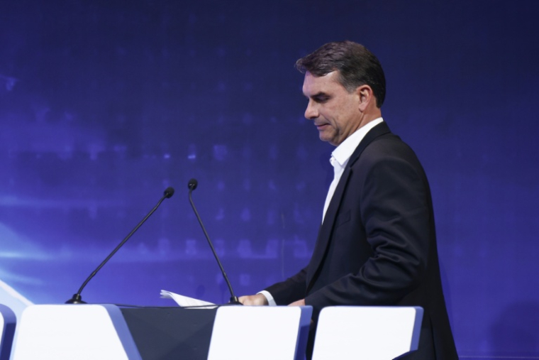 Le sénateur brésilien et candidat à la présidence Flávio Bolsonaro s'apprête à prendre la parole lors de l'événement "L'industrie à l'agenda des candidats à la présidentielle", organisé par la Confédération nationale de l'industrie, à Brasilia, le 22 juin 2026. ( AFP / Sergio Lima )