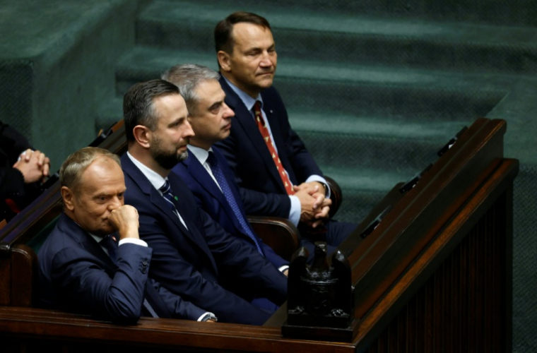 Le Premier ministre polonais Donald Tusk (g) et ses adjoints (2e de gauche à droite), le ministre de la Défense Wladyslaw Kosiniak-Kamysz, le ministre des Affaires numériques Krzysztof Gawkowski et le ministre des Affaires étrangères Radoslaw Sikorski, au parlement polonais, à Varsovie, le 6 août 2025 ( AFP / Wojtek RADWANSKI )