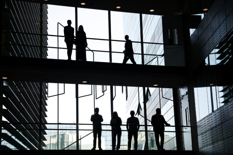 Travail, école, domicile: rompre la sédentarité est recommandé partout, par exemple en préférant les escaliers à l'ascenseur, en discutant en marchant, en travaillant à un bureau assis-debout, etc ( POOL / Christophe PETIT TESSON )