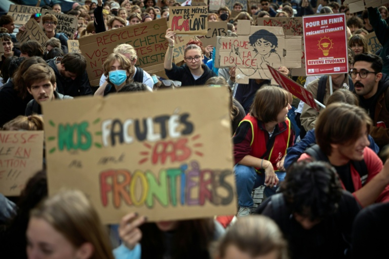 Lors d'une manifestation lycéenne et étudiante, à Paris le 6 octobre 2026 ( AFP / Kiran RIDLEY )
