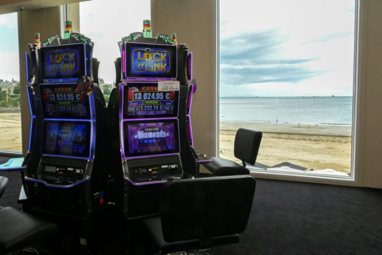 Des machines à sous avec vue sur la plage de l'Ecluse, le jour de la réouverture après la rénovation du casino Barrière à Dinard, le 20 juillet 2025 en Ille-et-Vilaine ( AFP / Damien MEYER )