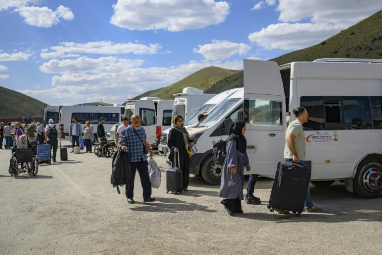 Des Iraniens arrivent en Turquie par le poste frontière de Razi-Kapiköy, dans le nord-est de la Turquie, le 18 juin 2025 ( AFP / Yasin AKGUL )