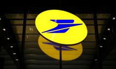 Le groupe La Poste a été victime d'un "incident de type +déni de service+" rendant inaccessibles ses services en ligne et perturbant la distribution des colis et des courriers, qui reste toutefois "assurée à ce stade" ( AFP / Christophe ARCHAMBAULT )