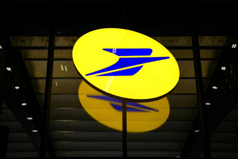 Le groupe La Poste a été victime d'un "incident de type +déni de service+" rendant inaccessibles ses services en ligne et perturbant la distribution des colis et des courriers, qui reste toutefois "assurée à ce stade" ( AFP / Christophe ARCHAMBAULT )