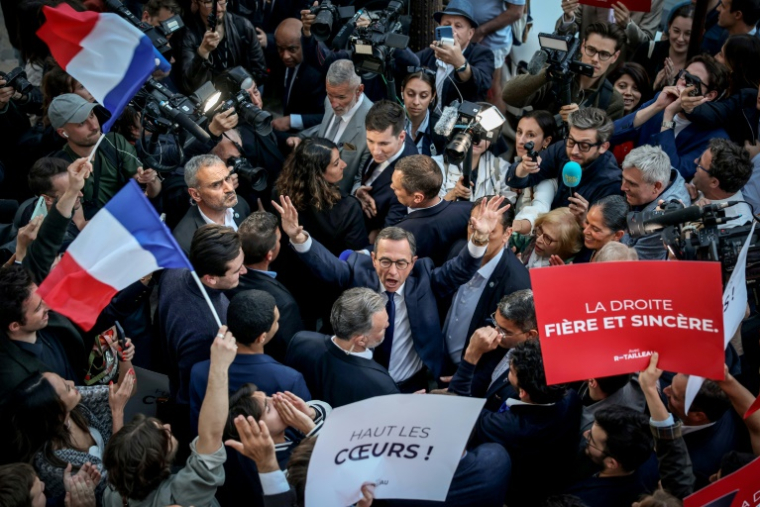 Le ministre de l'Intérieur Bruno Retailleau (C) célèbre avec ses sympathisants son élection à la présidence de LR le 18 mai 2025 à Paris ( AFP / Kiran RIDLEY )