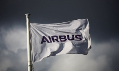 Le logo d'Airbus sur un drapeau à l'entrée du site d'Airbus à Bouguenais en France