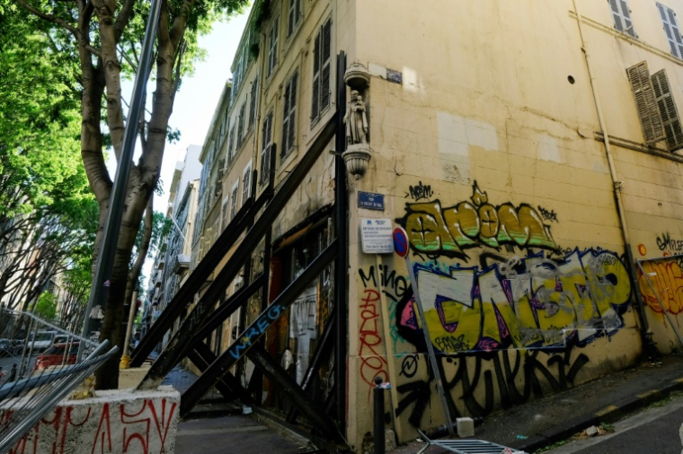 Un immeuble insalubre rue d'Aubagne, dans le centre de Marseille, le 5 mai 2019  ( AFP / Boris HORVAT )