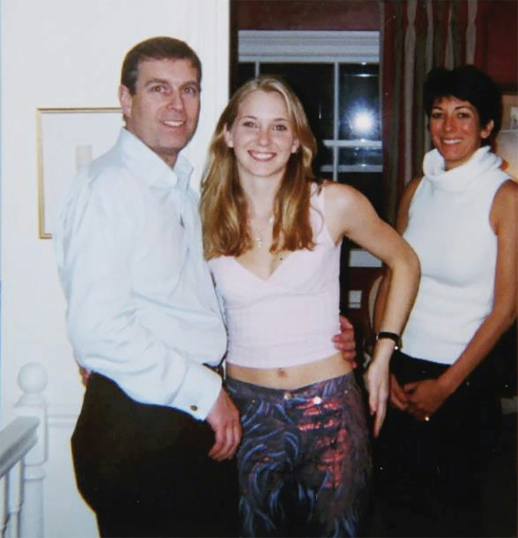 Photo non datée, prise dans un lieu non divulgué et diffusée le 9 août 2021 par le tribunal de district des États-Unis pour le district sud de New York, montrant (g-d) le prince Andrew, Virginia Giuffre et Ghislaine Maxwell ( US District Court - Southern District of New York (SDNY) / Handout )