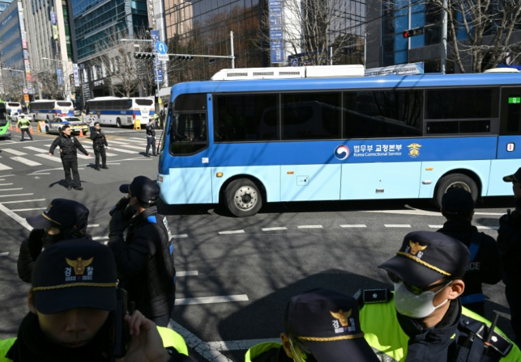Un bus transportant l’ancien président sud-coréen destitué Yoon Suk Yeol, arrive au tribunal du district central de Séoul, à Séoul, le 19 février 2026 ( AFP / Jung Yeon-je )
