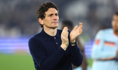 Le coach de Brentford au secours de son joueur après sa panenka foirée