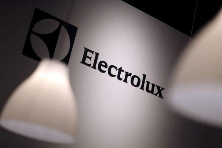 ELECTROLUX: LE TITRE BAISSE MALGRÉ UN QUATRIÈME TRIMESTRE MEILLEUR QUE PRÉVU, CRAINTES SUR LES MARGES