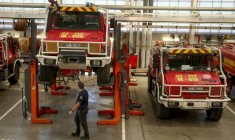 Des camions de pompiers endommagés par les incendies de forêt de l'été, en réparation dans l'atelier de logistique et de maintenance du SDIS 33, le 16 septembre 2026 à Bordeaux, en Gironde ( AFP / ROMAIN PERROCHEAU )