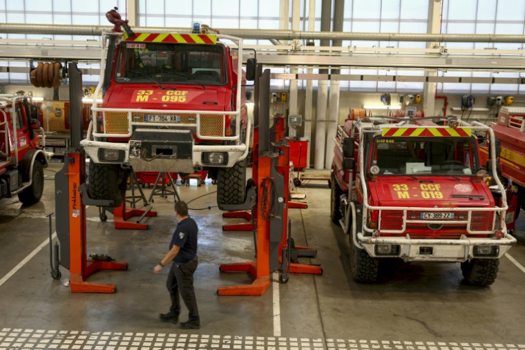 Des camions de pompiers endommagés par les incendies de forêt de l'été, en réparation dans l'atelier de logistique et de maintenance du SDIS 33, le 16 septembre 2026 à Bordeaux, en Gironde ( AFP / ROMAIN PERROCHEAU )