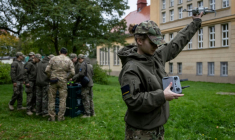 Une élève d'une école militaire polonaise se forme à l'usage de drones à l'extérieur de l'établissement, à Legnica le 8 octobre 2025 ( AFP / Wojtek RADWANSKI )