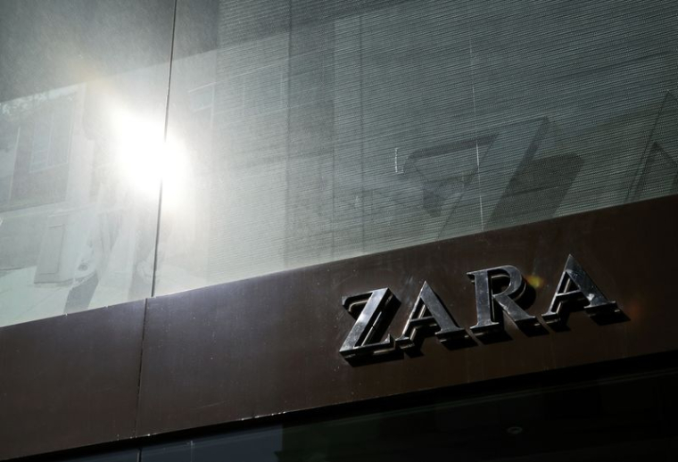Un logo Zara est visible sur un magasin Zara, une marque d'Inditex, dans le centre de Madrid, en Espagne