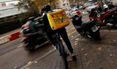 Un livreur de Glovo se prépare à partir après avoir effectué une livraison à Madrid