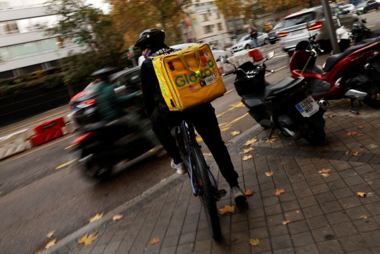 Un livreur de Glovo se prépare à partir après avoir effectué une livraison à Madrid