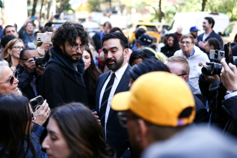Le candidat socialiste démocrate Zohran Mamdani s'adresse à la presse dans le quartier de Manhattan, à New York, lors du vote anticipé pour la prochaine élection municipale, le 27 octobre 2025 ( AFP / CHARLY TRIBALLEAU )