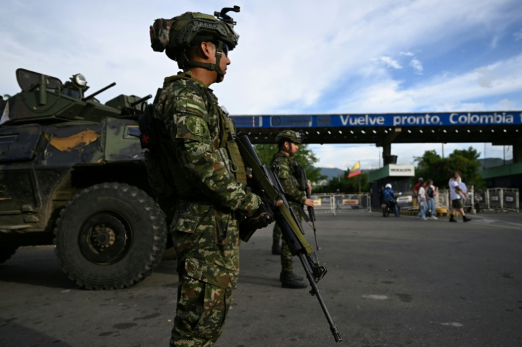 Un militaire colombien en faction à Cucuta, à la frontière avec le Venezuela, le 3 janvier 2026  ( AFP / Raul ARBOLEDA )