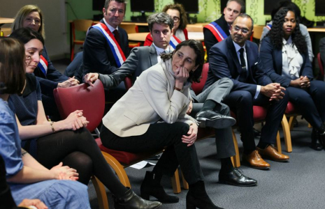 Amélie Oudea-Castera et Gabriel Attal, lors d'une visite au collège Saint-Exupery, à Andrésy, au nord-ouest de Paris