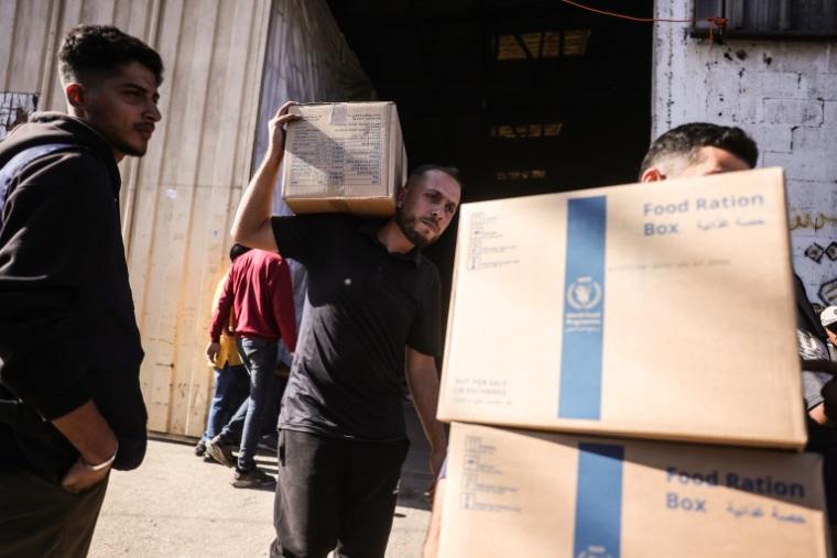 Distribution de colis alimentaires fournis par le Programme alimentaire mondial le 27 octobre 2025 dans la bande de Gaza ( AFP / BASHAR TALEB )