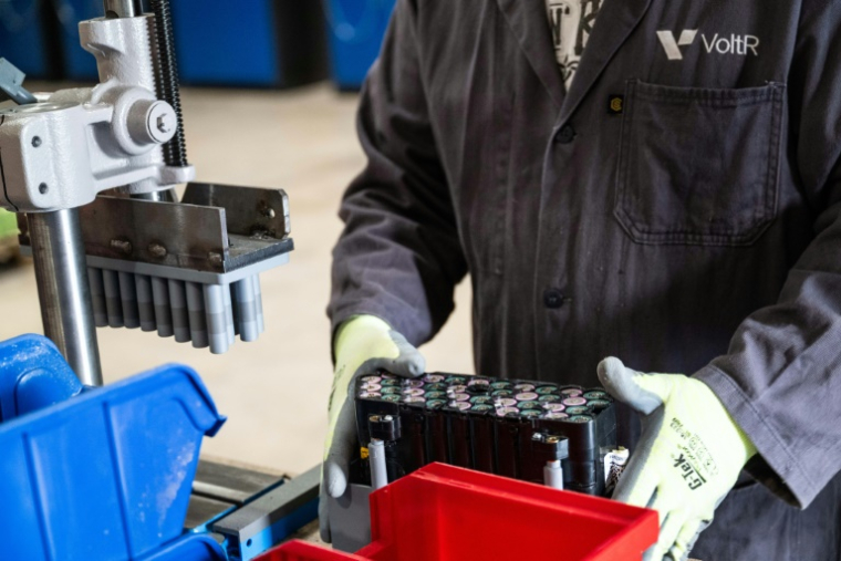 Un employé fabrique des batteries au lithium à partir de cellules de batterie de seconde vie à l'usine VoltR, à Verrières-en-Anjou, le 10 juin 2025 en Maine-et-Loire ( AFP / Sebastien Salom-Gomis )