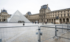 La pyramide du Louvre, conçue par l'architecte sino-américain Ieoh Ming Pei, et le musée du Louvre fermés en raison d'une grève, le 12 janvier 2026 à Paris. ( AFP / Martin LELIEVRE )