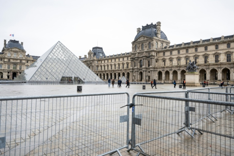 La pyramide du Louvre, conçue par l'architecte sino-américain Ieoh Ming Pei, et le musée du Louvre fermés en raison d'une grève, le 12 janvier 2026 à Paris. ( AFP / Martin LELIEVRE )