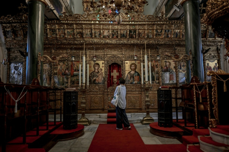 Une femme visite l'église du séminaire de Halki, ouvert au milieu du XIXe siècle et qui fut la principale école de théologie de l'Église orthodoxe orientale jusqu'à sa fermeture en 1971, le 2 juillet 2026 à Heybeliada, au large d'Istanbul ( AFP / Ozan KOSE )